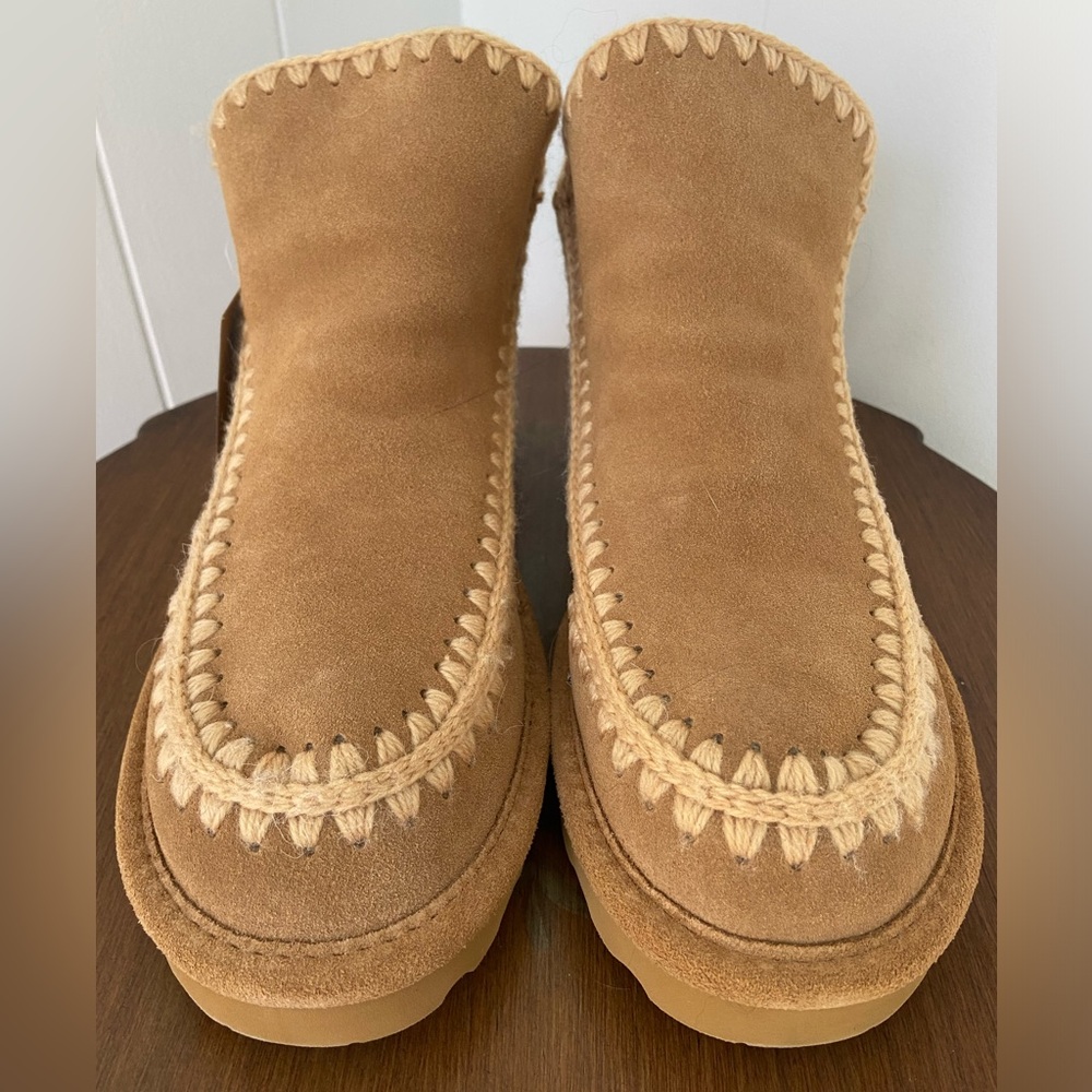 Bearpaw Women's Tan Suede Boots Size 8 NWT and box!